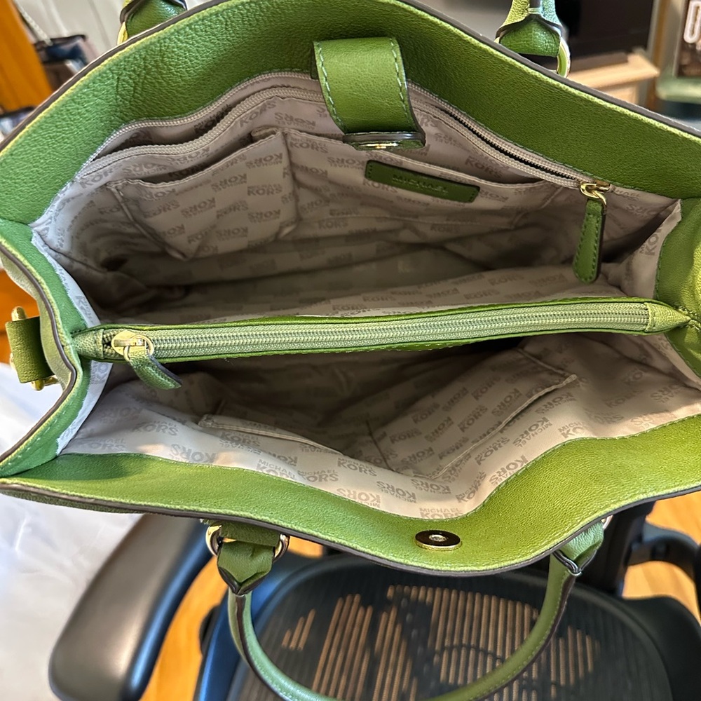 EUC Michael Kors Green Leather Handbag - Picture 4 of 5
